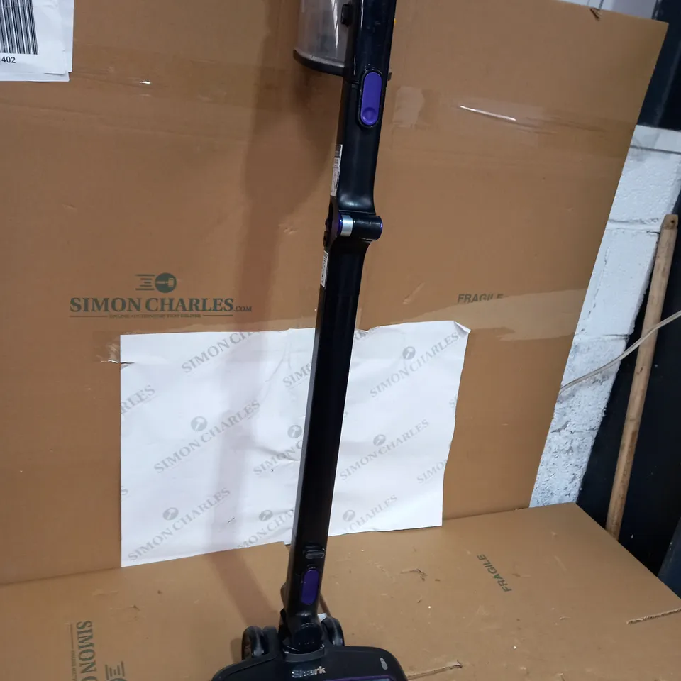 SHARK CORDLESS STICK VACUUM IZ390UKTQ