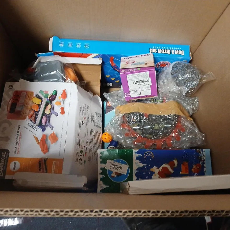 LOT OF ASSORTED TOYS AND GAMES TO INCLUDE MAGNETIC BUILDING CUBES, BUILD YOUR OWN DEN AND REVERSIBLE PUZZLE