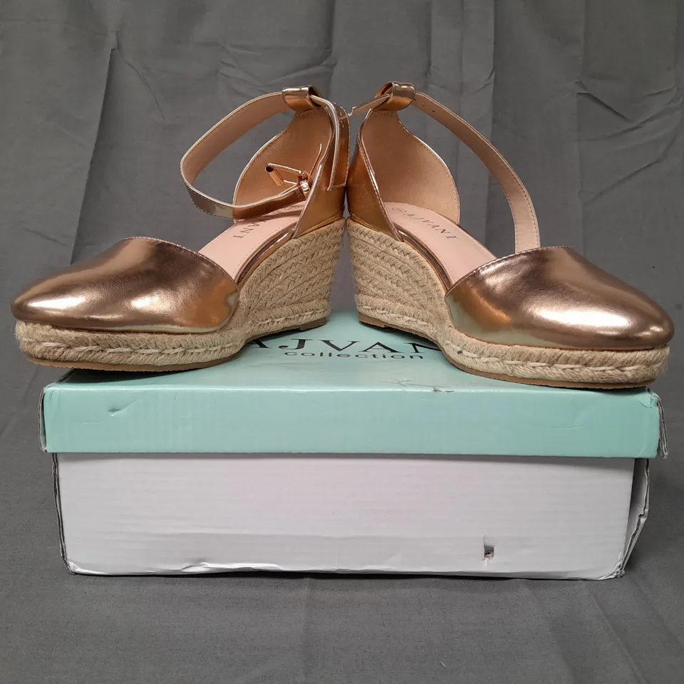 BOXED PAIR OF AJVANI COLLECTION CLOSED TOE WEDGE SHOES IN METALLIC ROSE GOLD UK SIZE 6