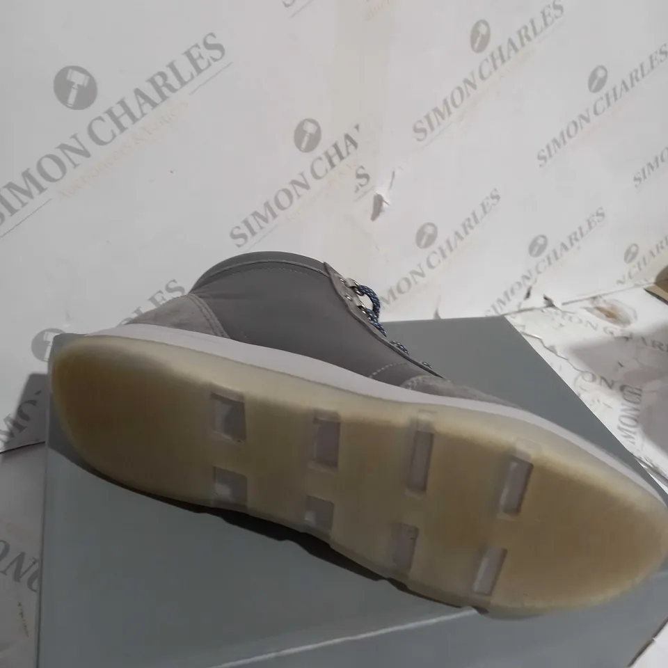 VIONIC WHITEY HIKER BOOTS SIZE 6
