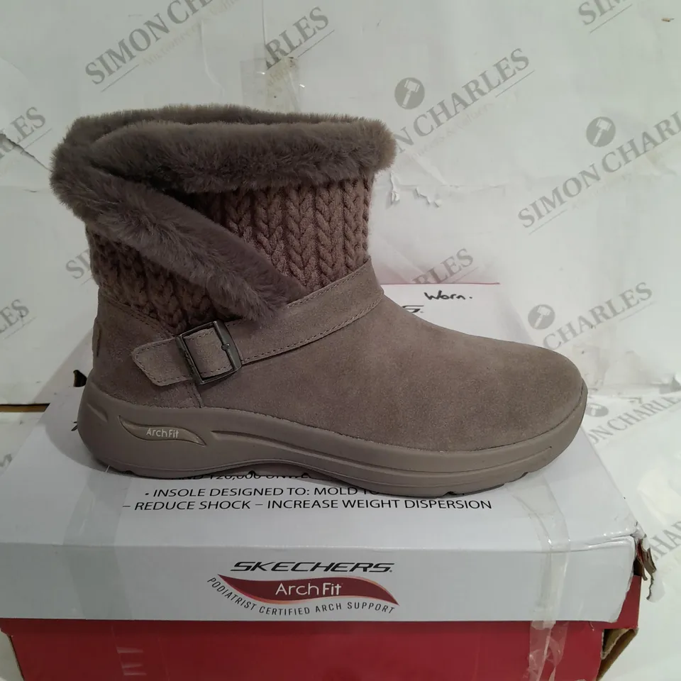 BOXED SKECHERS GO BOOTS IN BLACK - SIZE 6.5 RRP £20
