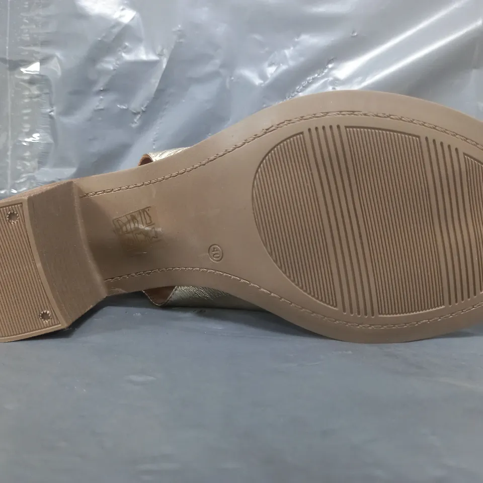 BOXED PAIR OF MODA IN PELLE SANDALS IN TUMBLED GOLD SIZE 7