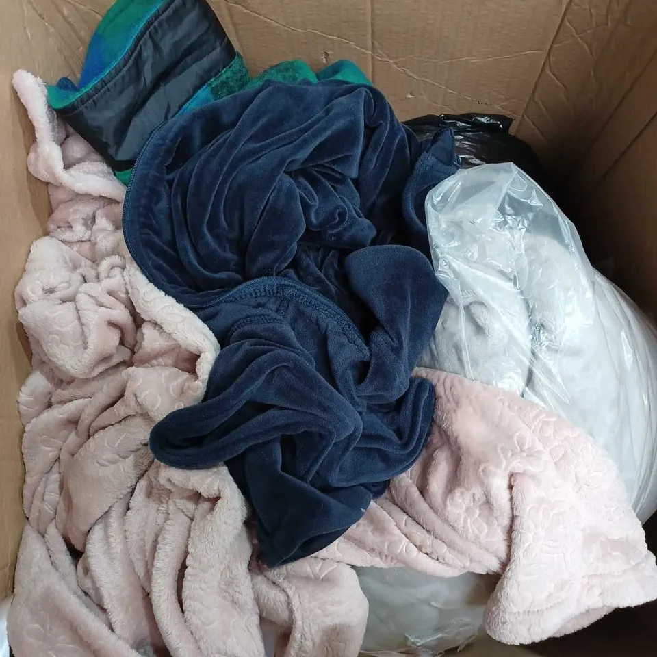BOX OF APPROX 10 ASSORTED CLOTHING ITEMS TO INCLUDE - BADGLEY MISCHKA JACKET - COZEE HOME DRESSING GOWN - CUDD DUDS JACKET ECT 