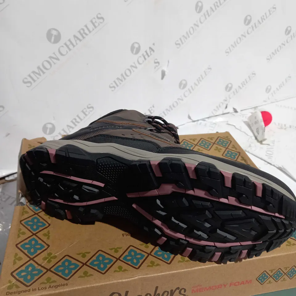 SKECHERS CHOCOLATE HIKING BOOTS SIZE 6.5