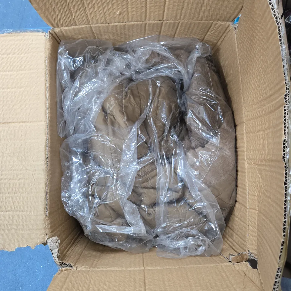 LARGE QUANTITY OF ASSORTED CLOTHING ITEMS IN VARIOUS SIZES, ETC - COLLECTION ONLY