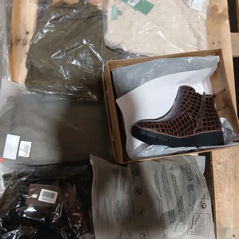APPROXIMATELY 16 ITEMS OF ASSORTED CLOTHING AND ACCESSORIES