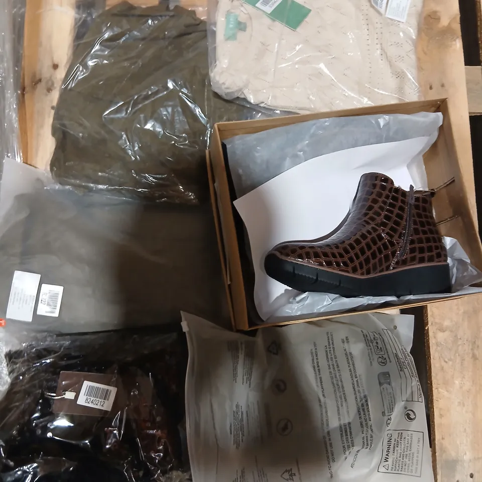 APPROXIMATELY 16 ITEMS OF ASSORTED CLOTHING AND ACCESSORIES