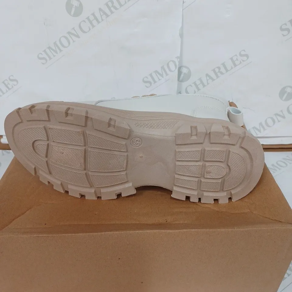 BOXED PAIR OF LINGWUZHE BOOTS -BEIGE / SIZE: 35 EU