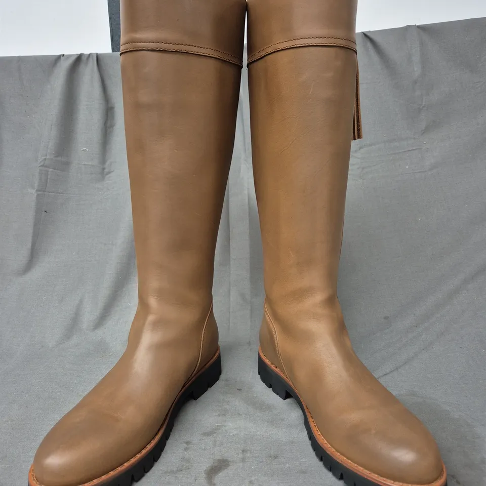 BOXED PAIR OF FAIRFAX & FAVOUR LADIES SPORTING FIT EXPLORER BOOTS IN OAK UK SIZE 7