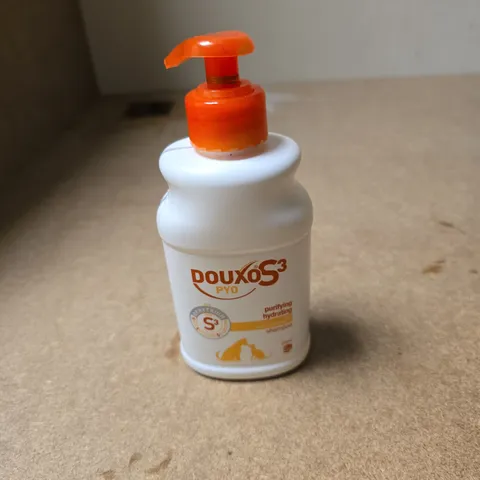 APPROXIMATELY 20 ASSORTED PET ITEMS INCLUDING DOUXO PET SHAMPOO , SERESTO FLEA CONTROL AND PET DENTAL FORMULA