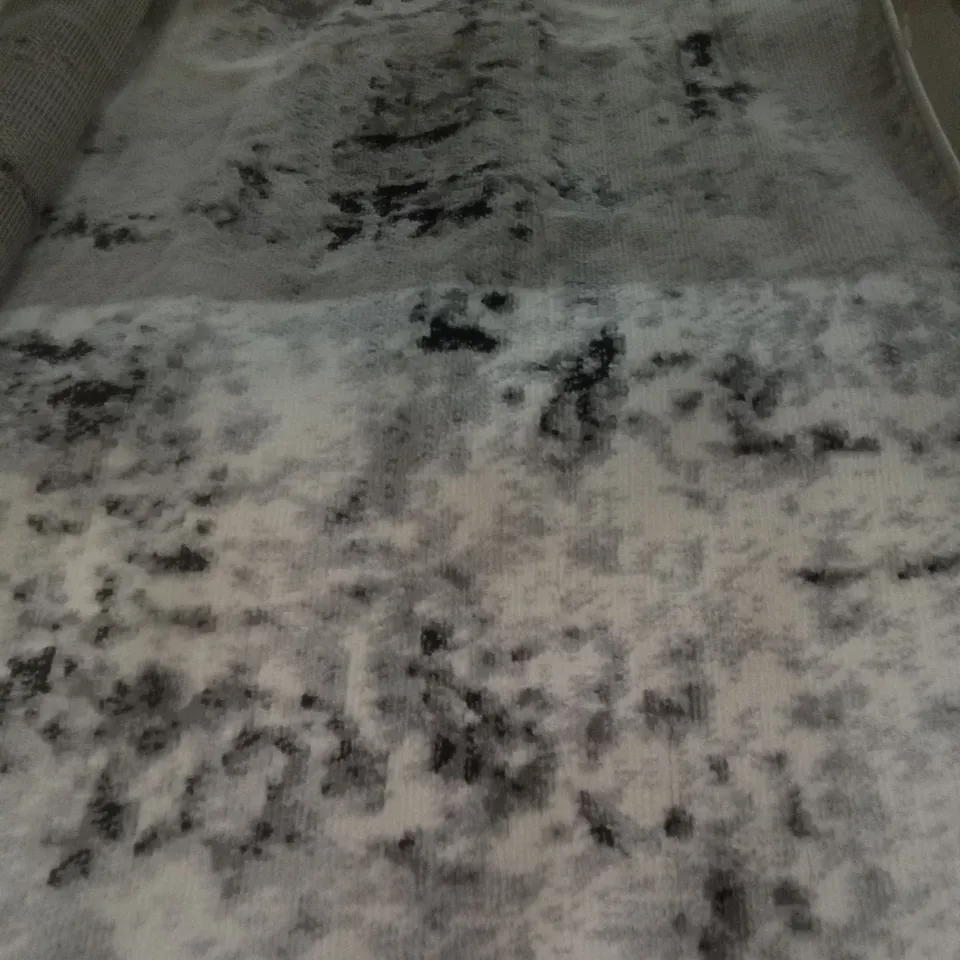 HOHMAN GREY BLACK WHITE RUG - 5'X7'