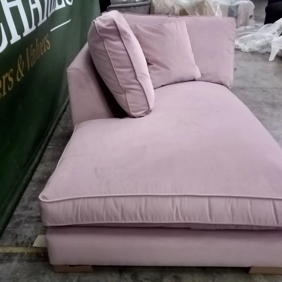 QUALITY THE LOUNGE CO DESIGNER CHAISE SOFA - PINK FABRIC 