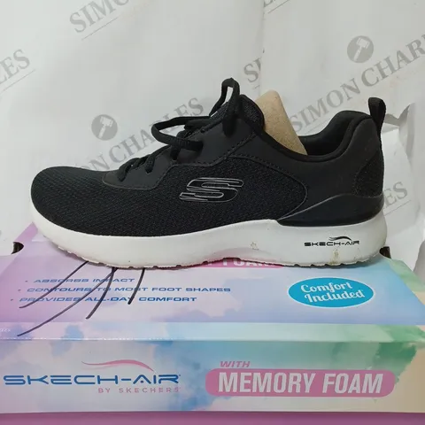 BOXED SKECHERS AIR DYNAMIC TRAINER BLACKERS, BLACK - SIZE 6