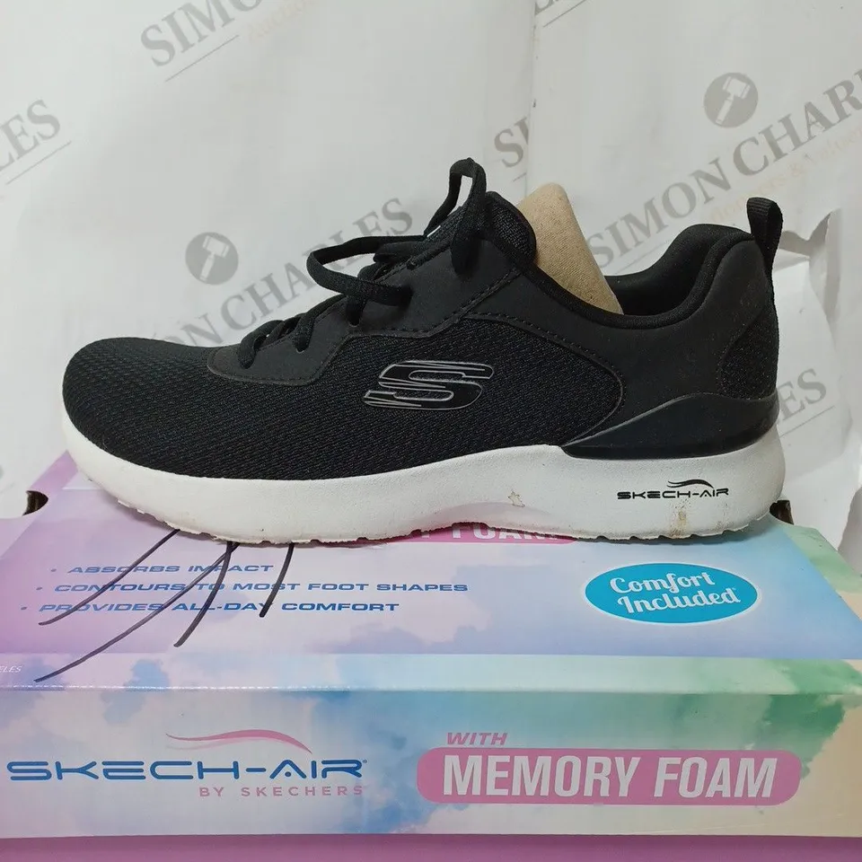 BOXED SKECHERS AIR DYNAMIC TRAINER BLACKERS, BLACK - SIZE 6