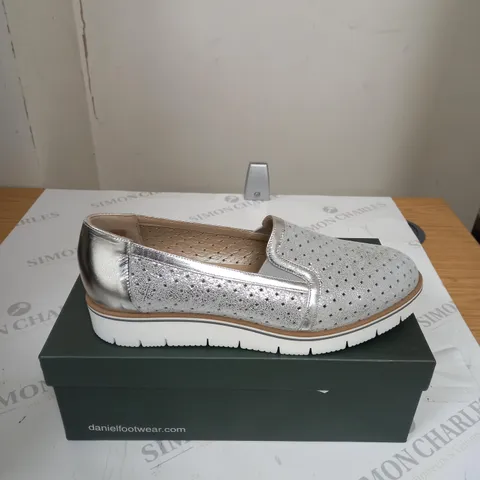 BOXED DANIEL OCCASSSIONAL SHOES SIZE 39