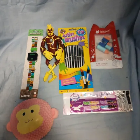 LARGE QUANTITY OF ASSORTED TOYS AND ACCESSORIES TO INCLUDE; MINECRAFT WATCH, ARTIST 12 BRUSHES, TONIES AUDIO CHARACTER AND FAIRY GLIDERS