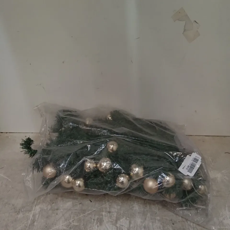 ARTIFICAL CHRISTMAS DECORATION WITH GOLD BAUBLES