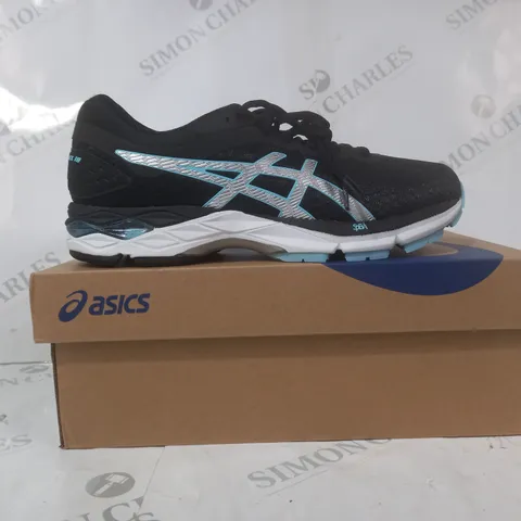 BOXED PAIR OF ASICS GEL-PHOENIX 10 TRAINERS IN BLACK/METALLIC SILVER/CYAN UK SIZE 5