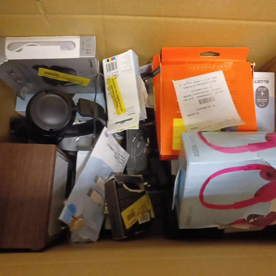 APPROXIMATELY 20 ASSORTED ELECTRICAL ITEMS TO INCLUDE FIRE STICKS , MIXX 0X1 HEADPHONES, CHARGERS, ETC