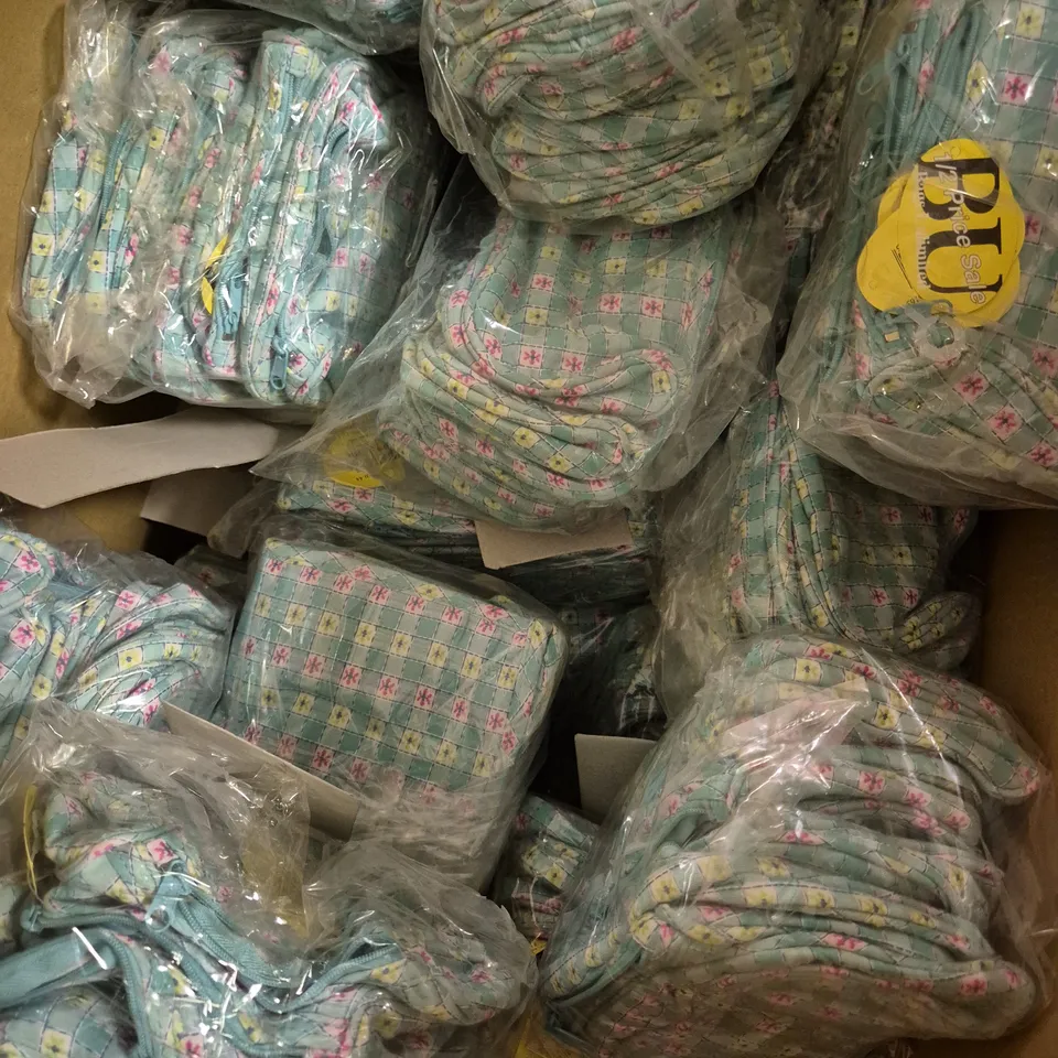 A LARGE QUANTITY OF SPONGE BAGS / COSMETIC BAGS 