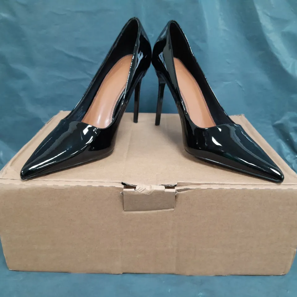 BOXED PAIR OF ASOS DESIGN HIGH HEELED POINTED TOE COURT SHOES IN GLOSSY BLACK SIZE UK 7