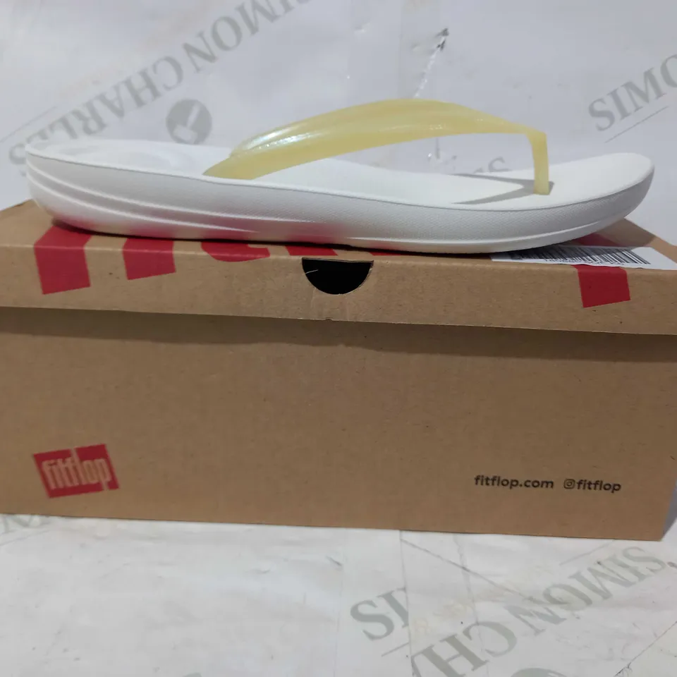 BOXED PAIR OF FITFLOP PEARLISED FLIP FLOPS IN WHITE UK SIZE 6