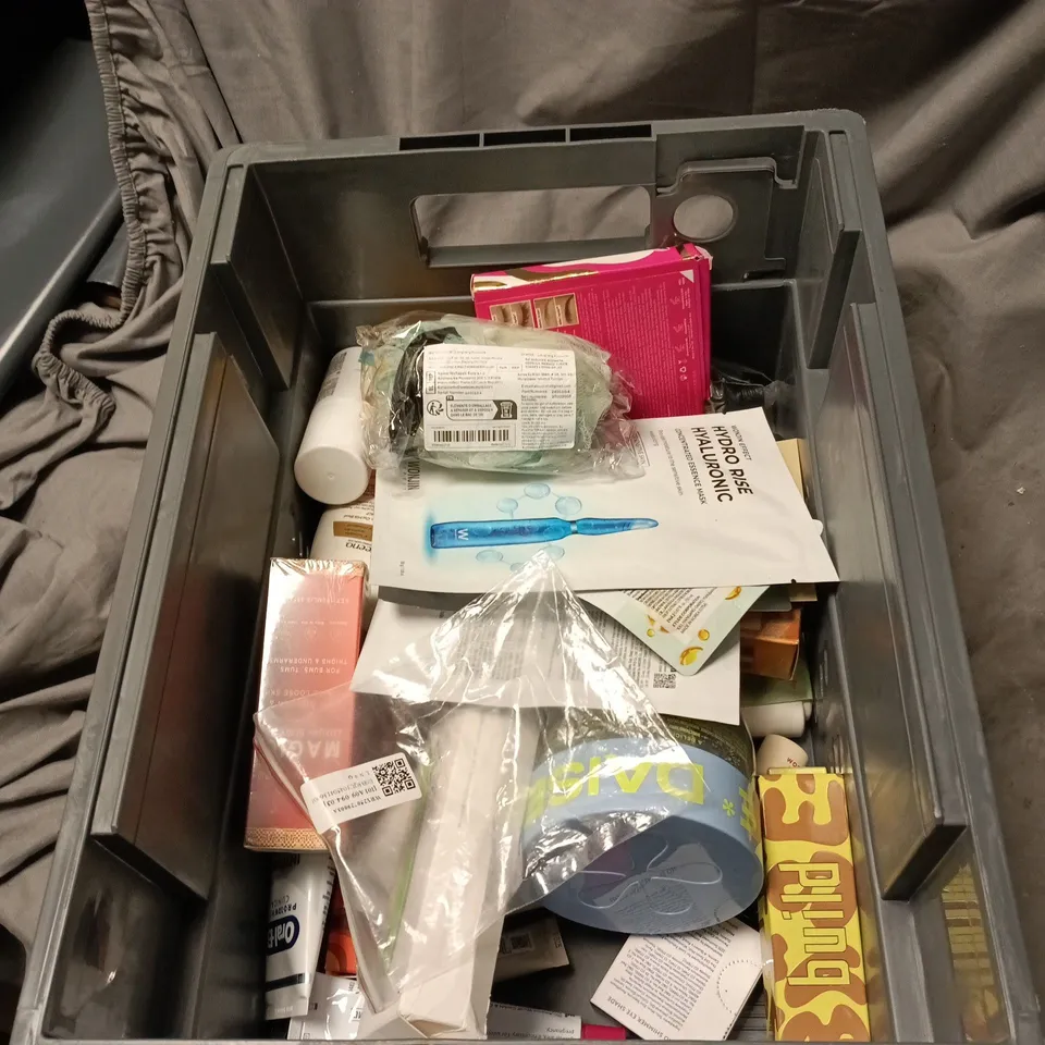 APPROXIMATELY 20 ASSORTED HEALTH AND BEAUTY ITEMS INCLUDING WELEDA STRETCH MARK MASSAGE OIL, PAULA'S CHOICE SKIN PERFECTING 2% BHA LOTION EXFOLIANT AND ELF BIG MOOD MASCARA 