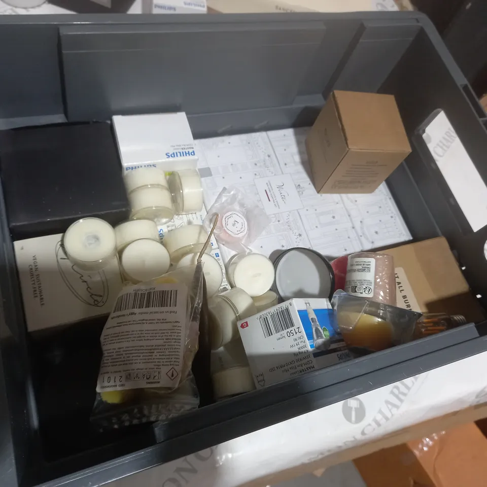 TOTE OF APPROXIMATELY 18 ASSORTED ITEMS TO INCLUDE A LED LIGHTBULB AND A SCENTED CANDLE