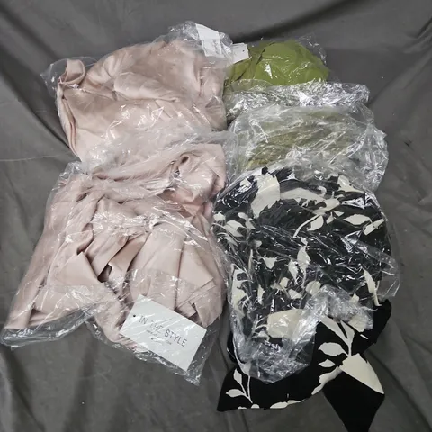 APPROXIMATELY 20 ASSORTED CLOTHING ITEMS IN VARIOUS STYLES AND SIZES 