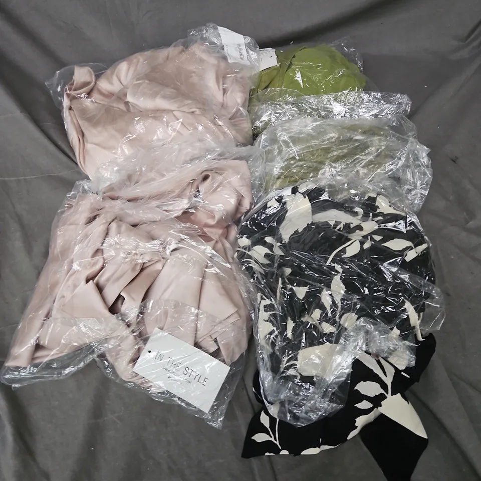APPROXIMATELY 20 ASSORTED CLOTHING ITEMS IN VARIOUS STYLES AND SIZES 