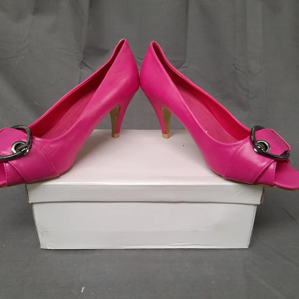 BOXED PAIR OF DESIGNER OPEN TOE MID HEELED SHOES IN FUCHSIA EU SIZE 38