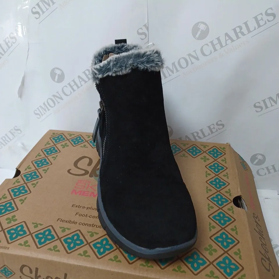SKETCHERS HIGH ZIP BOOT BLACK SIZE 3.5 