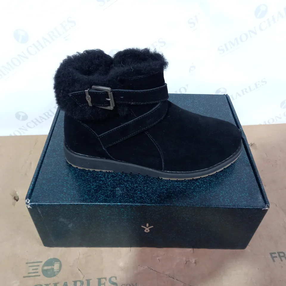 BOXED PAIR OF EMU AUSTRALIA BLACK BOOTS- SIZE 8