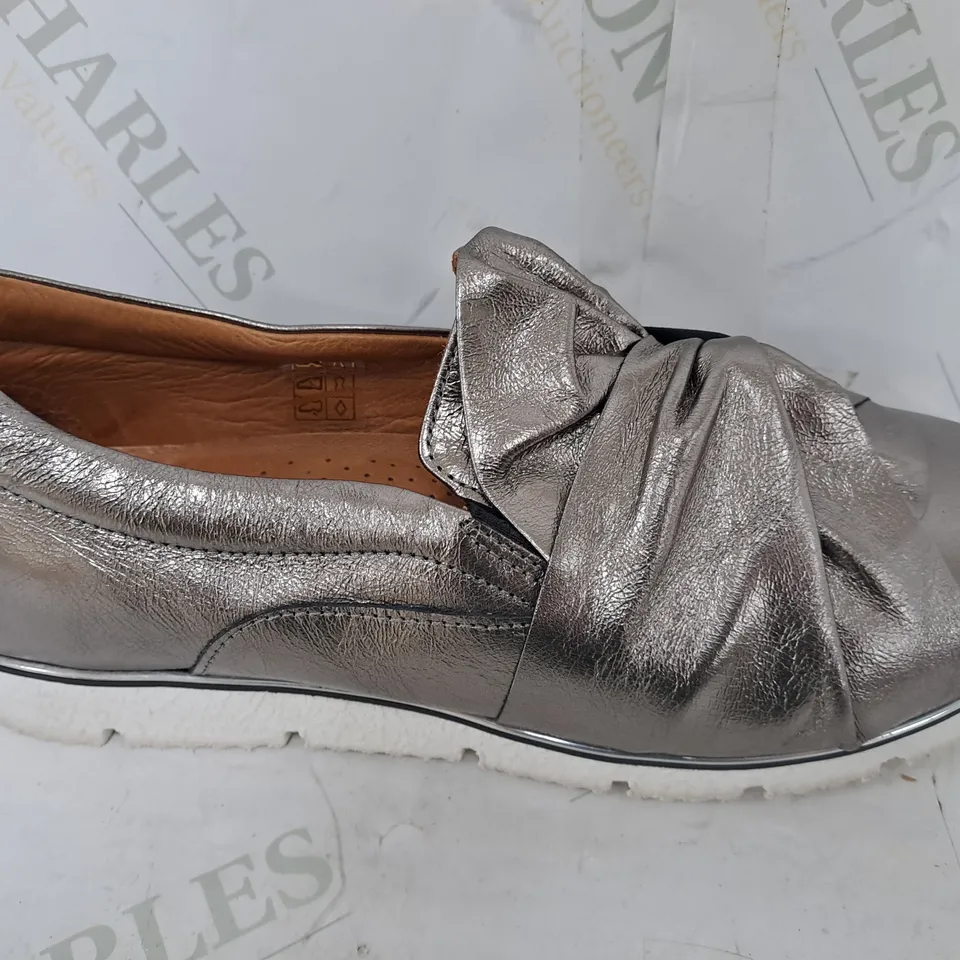 MODA IN PELLE ANETTE TWIST FRONT TRAINER - SIZE 40, PEWTER METALLIC 