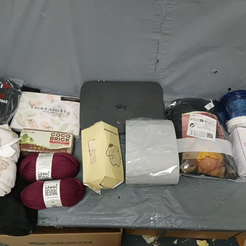 BOX OF APPROXIMATELY 15 ASSORTED ITEMS TO INCLUDE - HIGHLAND FLEECE, ION8 BOTTLE, AND PERFORMANCE BANDS ETC. 
