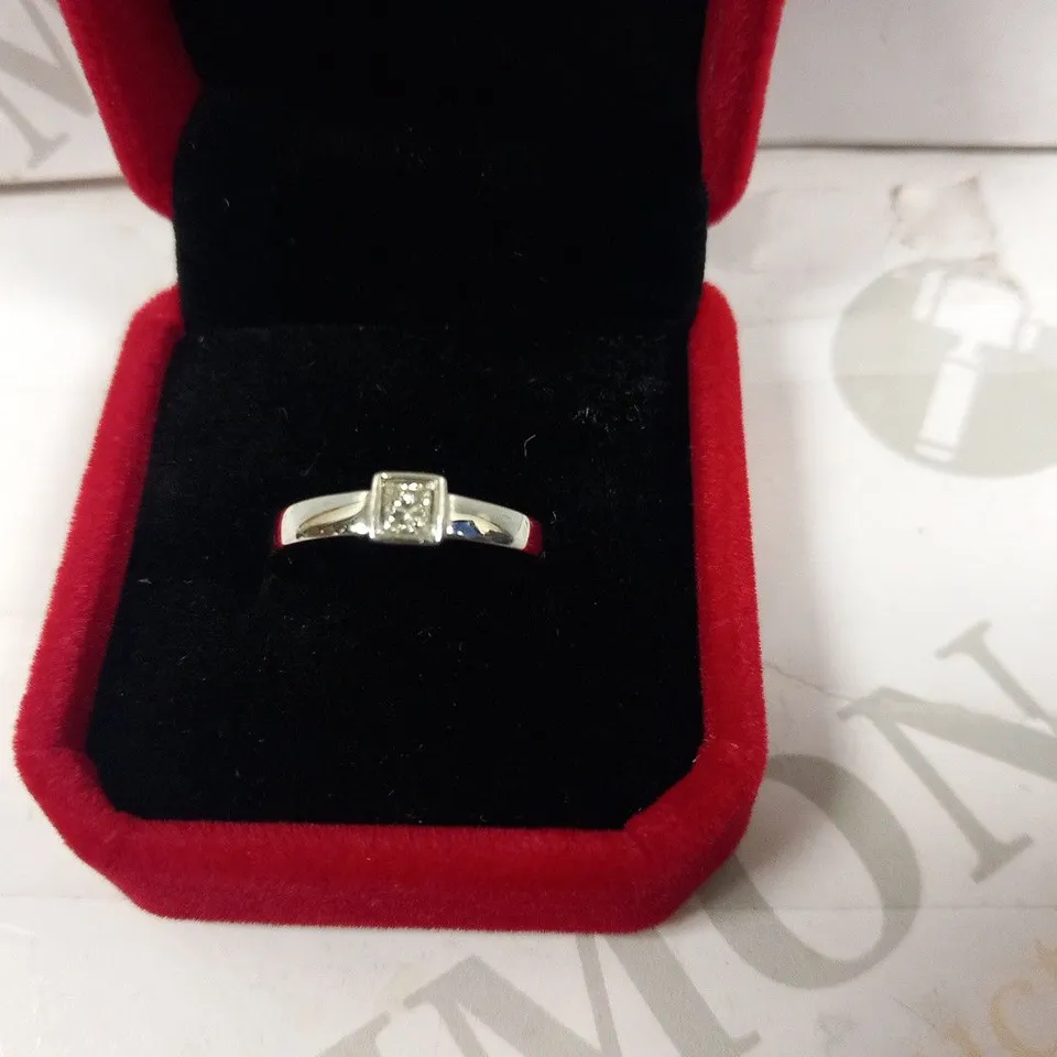 18CT WHITE GOLD SOLITAIRE RING RUB OVER SET WITH A PRINCESS CUT DIAMOND