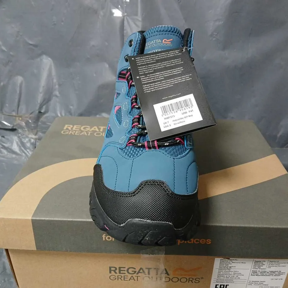 BOXED REGATTA LADY HOLCOMBE IEP MID WALKING BOOT - BLUE/RED - UK 7 