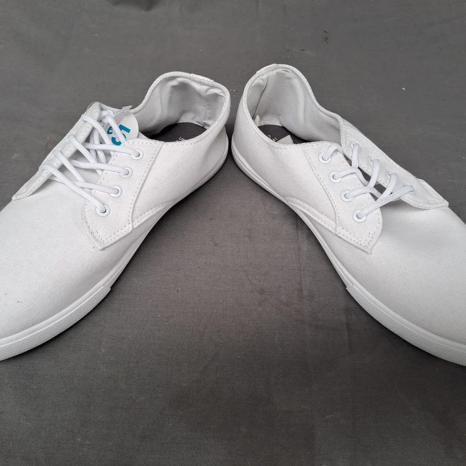 BOX OF APPROXIMATELY 10 PAIRS OF DESIGNER SHOES IN WHITE IN VARIOUS SIZES