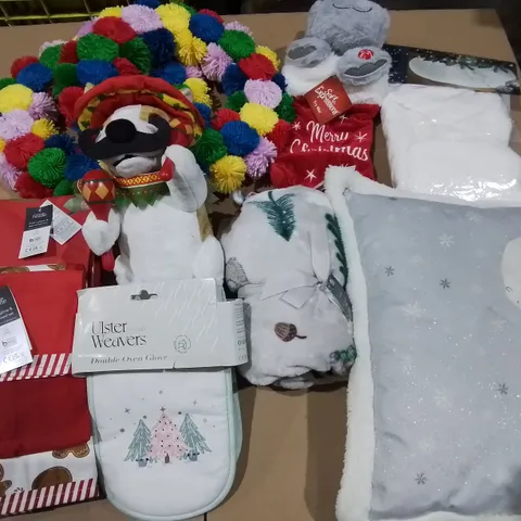 LOT OF APPROXIMATELY 20 ASSORTED BRAND NEW SEASONAL FABRIC ITEMS TO INCLUDE POM POM WREATHS, OVEN GLOVES AND FILLED CUSHIONS