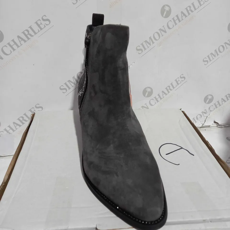 BOXED PAIR OF MODA IN PELLE KATREENA SUEDE ANKLE BOOTS IN DARK GREY SIZE 8
