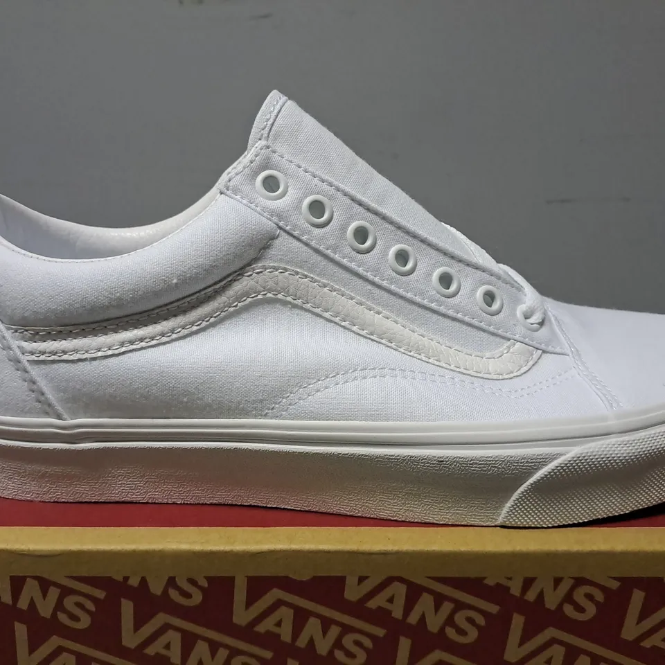 BOXED VANS OLD SKOOL WHITE SHOES - UK 9 