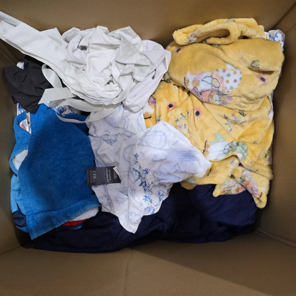 BOX OF APPROXIMATELY 10 ASSORTED BEDDING AND SOFT FURNISHING ITEMS TO INCLUDE - FITTED SHEET- BEDDING - TOWEL ETC. 