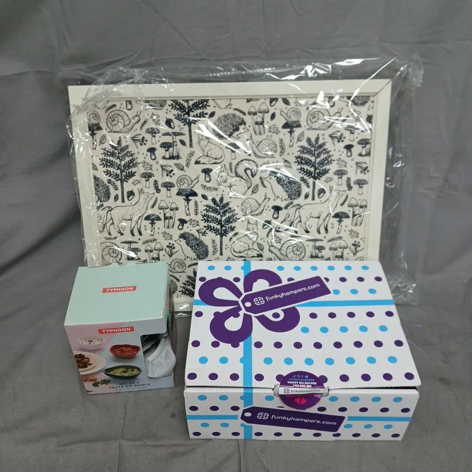 BOX OF APPROXIMATELY 10 ASSORTED HOUSEHOLD ITEMS TO INCLUDE - WOODLAND LAP TRAY - TYPHOON FAJITA BOWLS - FUNKYHAMPERS TREAT BOX - ETC