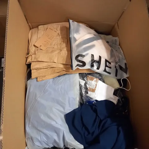 BOX OF APPROX 35 ASSORTED CLOTHING ITEMS TO INCLUDE - DRESSES, T-SHIRTS AND TROUSERS