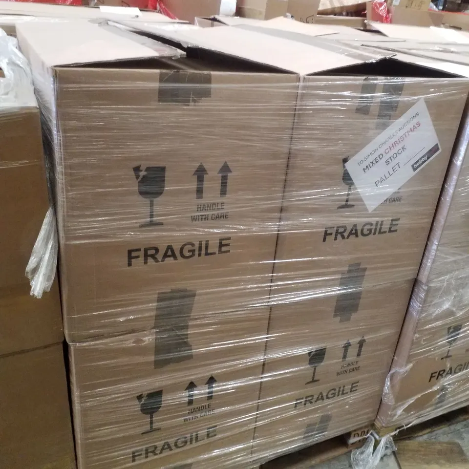 PALLET CONTAINING ASSORTED CHRISTMAS  PRODUCTS & DECORATIONS INCLUDING CHRISTMAS WREATH STORAGE BAGS, LARGE RATTAN WREATHS, FELT GINGERBREAD MAN HANGING LETTERS & WOODEN SLEIGH