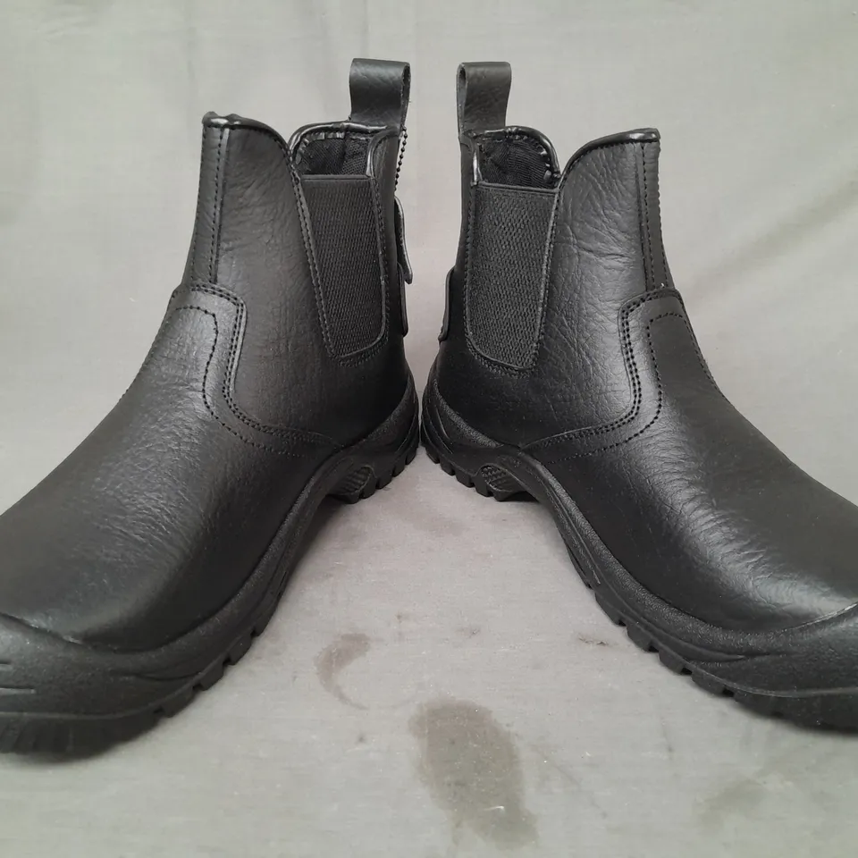 BOXED PAIR OF JCB DEALER SAFETY BOOTS IN BLACK UK SIZE 10