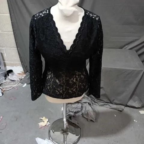 WOMEN'S BLACK LACE LONG-SLEEVE TOP SIZE N/A