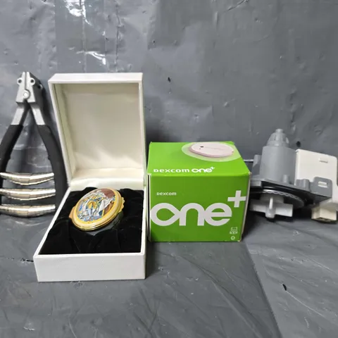 APPROXIMATELY 13 ASSORTED ITEMS TO INCLUDE - EDEXCOM ONE+ , BUCKINGHAM PLACE TRINKET ETC