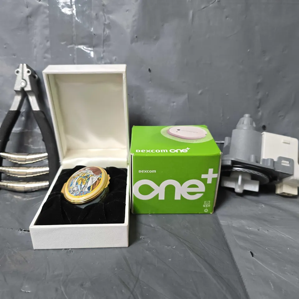 APPROXIMATELY 13 ASSORTED ITEMS TO INCLUDE - EDEXCOM ONE+ , BUCKINGHAM PLACE TRINKET ETC