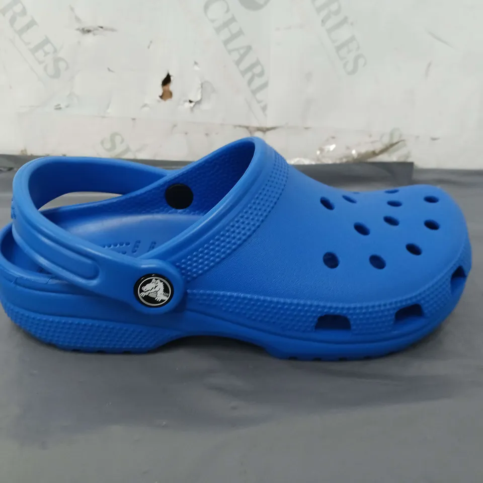 CLASSIC UNISEX CROCS IN BLUE SIZE M-5 F-7